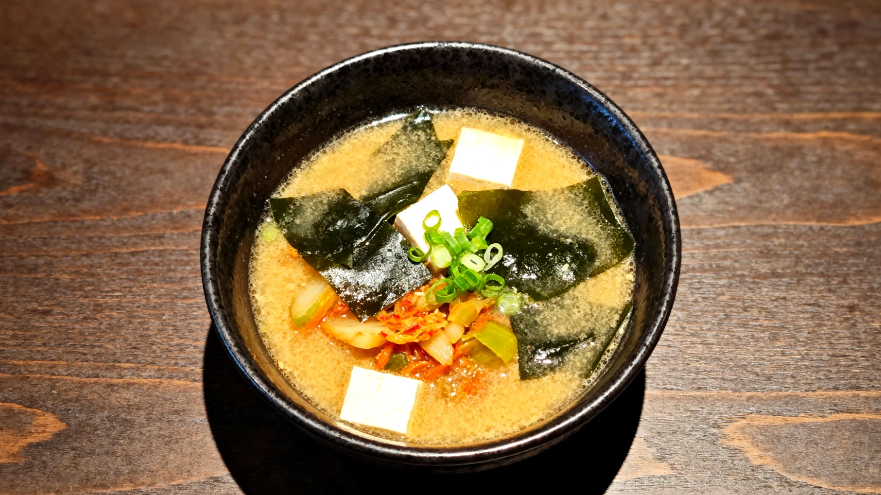 Zuppa di miso con verdure fermentate e alghe wakame"
